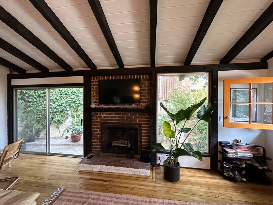 2017 Rosilla Pl in Los Angeles, CA - Building Photo