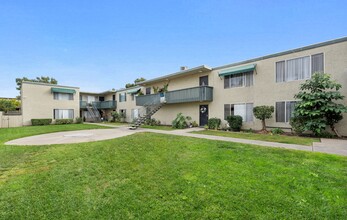 Rockford Gardens in El Cajon, CA - Building Photo - Building Photo