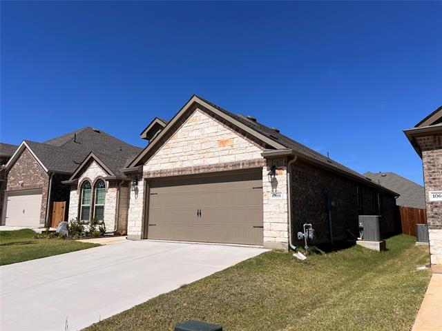 10601 Breezeway Dr in Cross Roads, TX - Foto de edificio - Building Photo