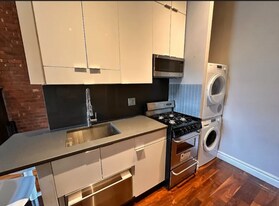 E. 75th St, 5th Ave in New York, NY - Building Photo