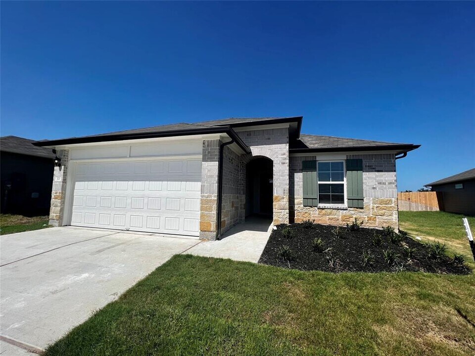 320 Belmont Pl in Lockhart, TX - Building Photo