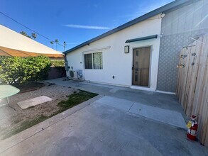 6439 1/2 Graves Ave in Van Nuys, CA - Building Photo - Building Photo