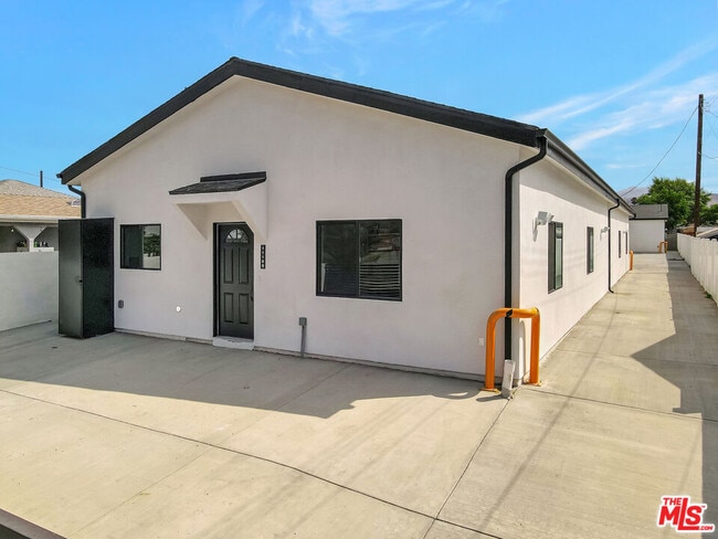 11108 Norris Ave in Los Angeles, CA - Building Photo - Building Photo
