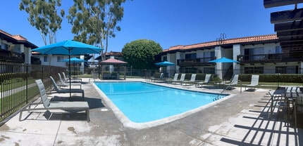 Casa Monterrey Apartments in Huntington Beach, CA - Foto de edificio - Building Photo