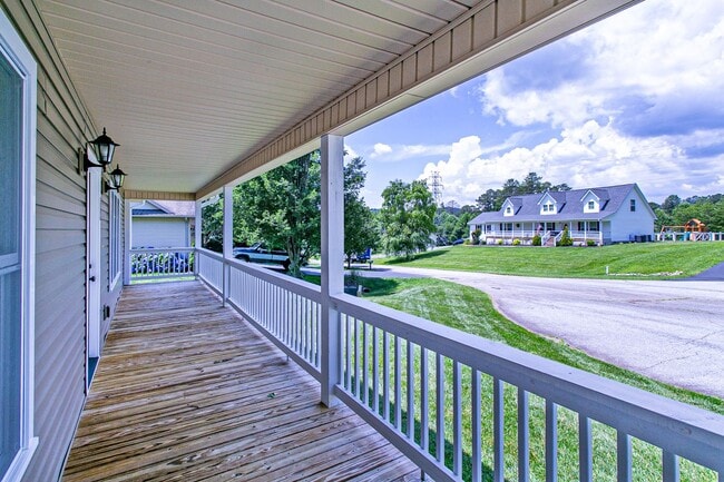 74 N Sunset Ridge Dr in Etowah, NC - Foto de edificio - Building Photo