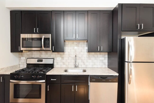 2210 W Eastwood Ave in Chicago, IL - Building Photo - Building Photo