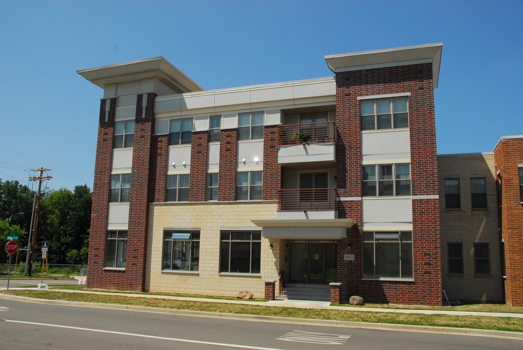 Atwood Courtyard in Madison, WI - Building Photo
