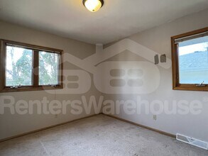 405 Monroe Pl in Hopkins, MN - Building Photo - Building Photo