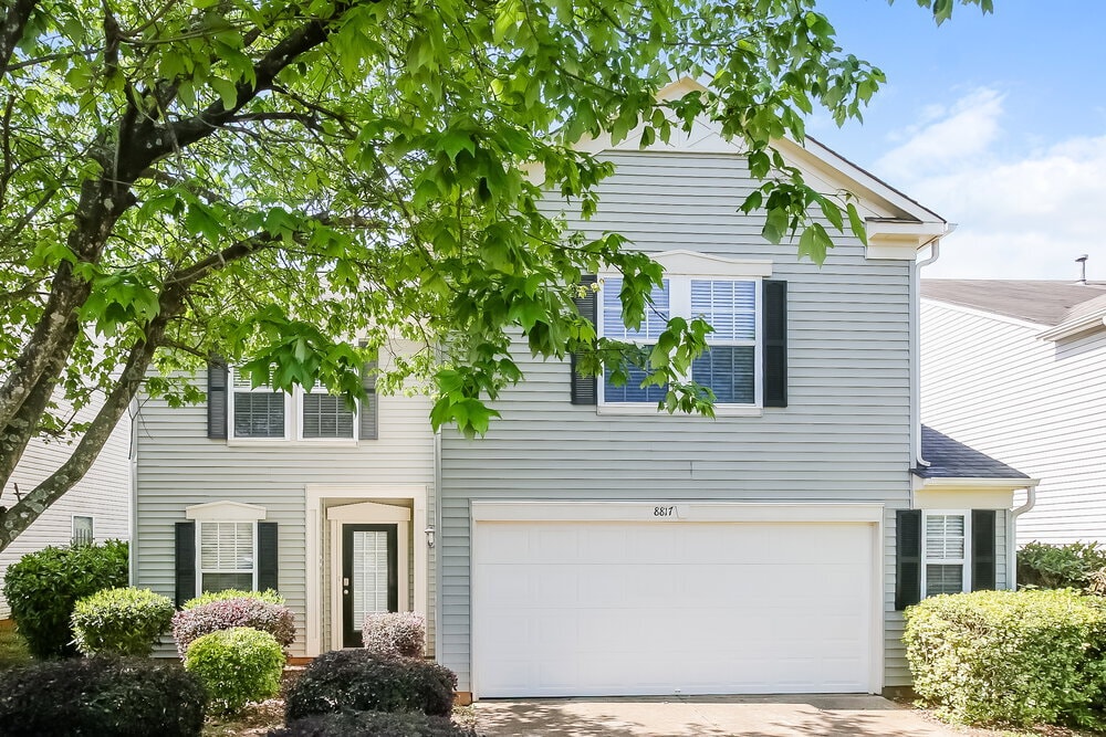 8817 Oak Dr in Charlotte, NC - Foto de edificio