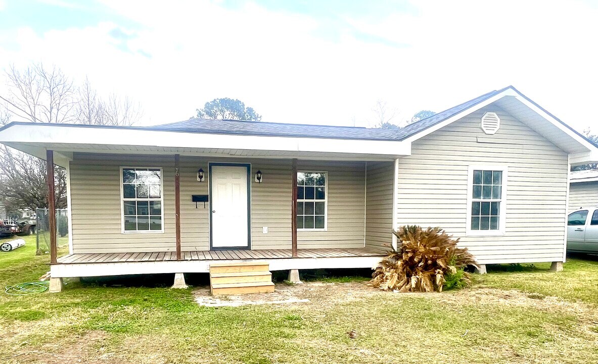 506 N Carolina Ave in New Roads, LA - Building Photo