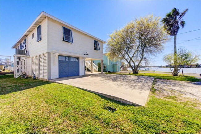 2 Highland Dr in Hitchcock, TX - Building Photo - Building Photo
