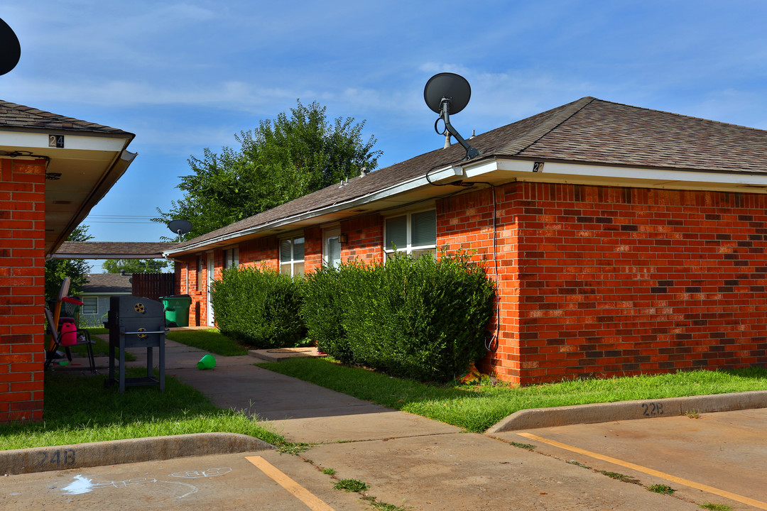 10-24 NE Adams Ave in Piedmont, OK - Building Photo