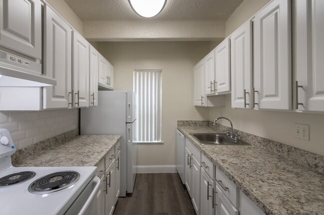 Harvard Square in Dallas, TX - Building Photo - Building Photo