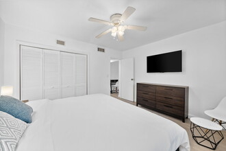 510 SW 7th St, Unit 510 in Hallandale Beach, FL - Foto de edificio - Building Photo