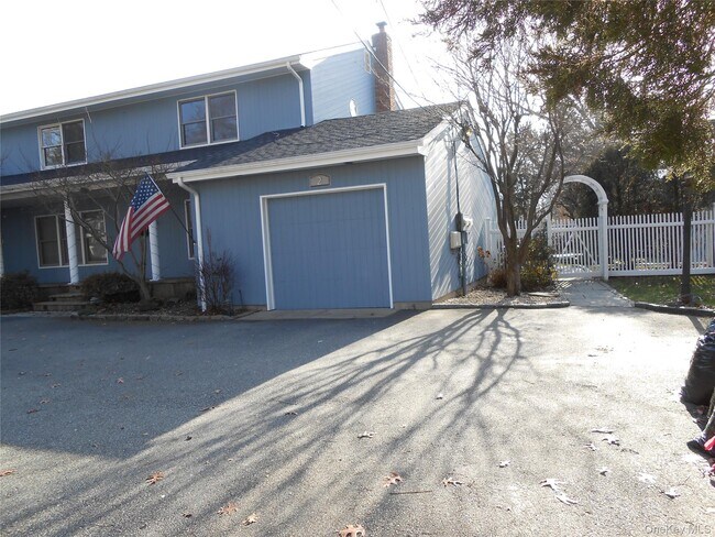 2 Bushwick St in Melville, NY - Building Photo - Building Photo