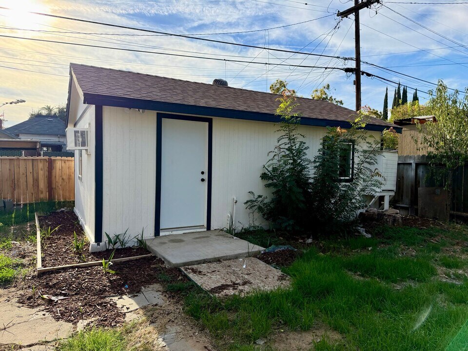 220 S K St in Madera, CA - Building Photo