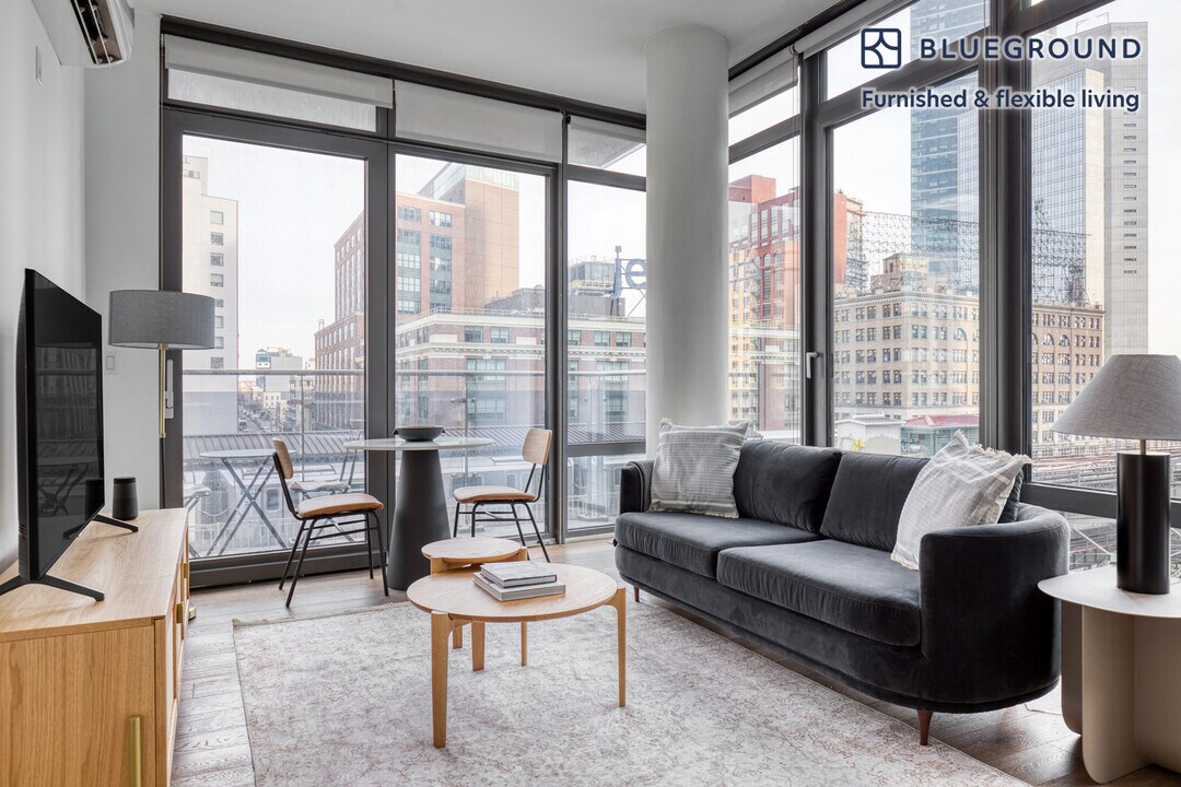 42-10 27th St in Queens, NY - Building Photo