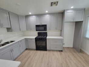 3052 Honolulu Ave, Unit Front Unit in Glendale, CA - Foto de edificio - Building Photo