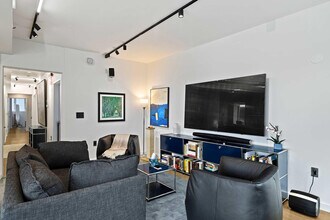 265 E Houston St in New York, NY - Building Photo - Building Photo