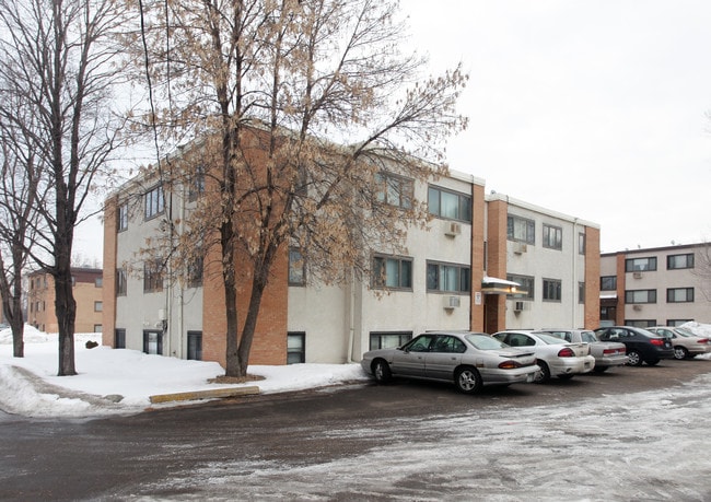 150 Island Park in Fridley, MN - Foto de edificio - Building Photo