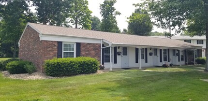 Willow Moor Villas in Jefferson, OH - Building Photo - Building Photo