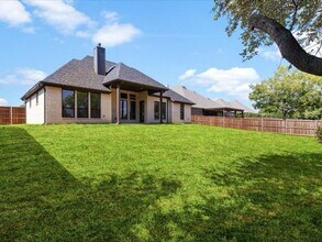 8101 Oak Hollow Dr in Arlington, TX - Foto de edificio - Building Photo