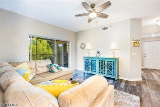 6361 Aragon Way in Ft. Myers, FL - Foto de edificio - Building Photo