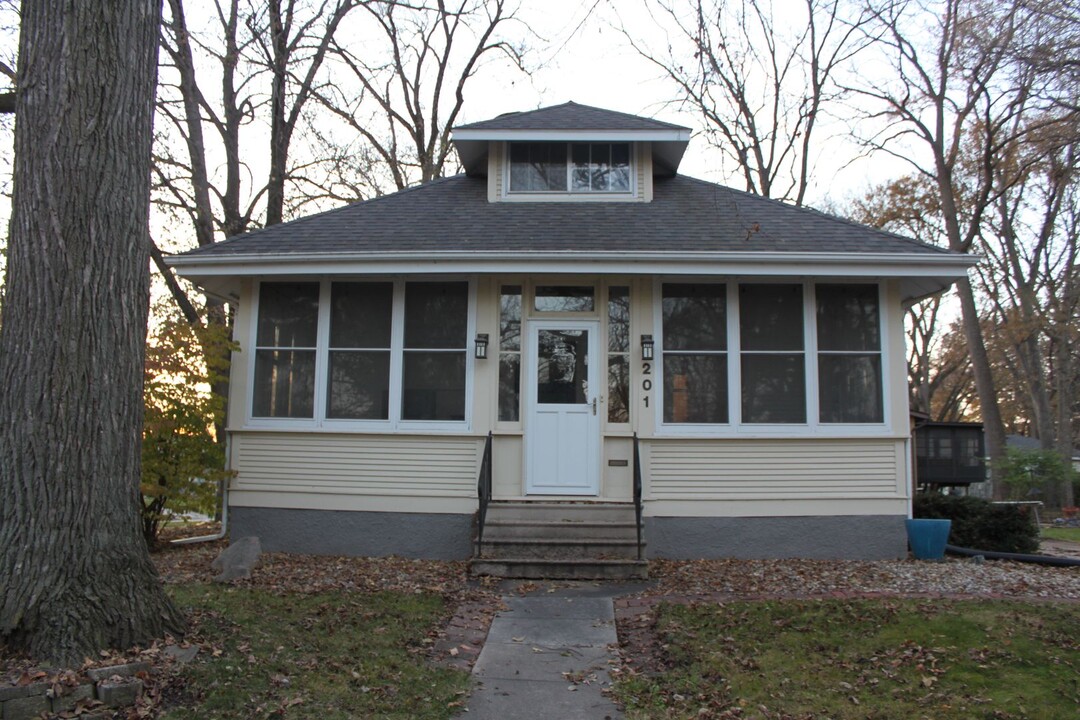 201 Woolf Ave in Iowa City, IA - Building Photo