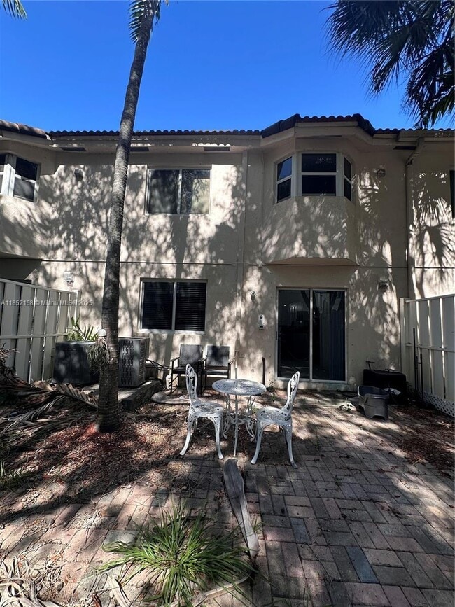 2200 NW 78th Ave in Pembroke Pines, FL - Building Photo - Building Photo