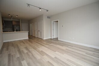 1554 N Talman Ave, Unit 405 in Chicago, IL - Building Photo - Building Photo