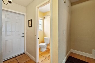 6703 N Kendall Dr in Pinecrest, FL - Building Photo - Building Photo