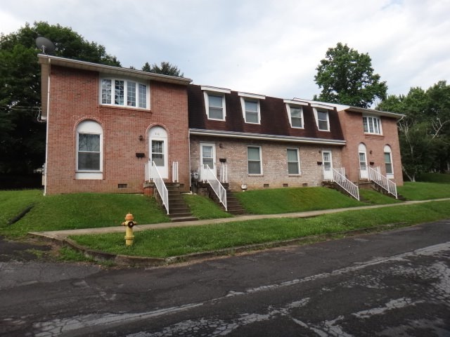 318-324 Mt View Dr, Cumberland, Md 21502 in Cumberland, MD - Foto de edificio - Building Photo