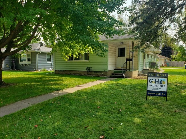 703 E Academy St in Owatonna, MN - Building Photo - Building Photo