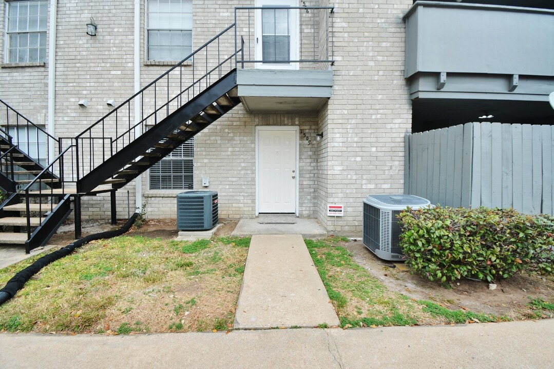 9700 Leawood Blvd in Houston, TX - Building Photo