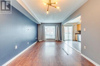 381 Kittridge Rd in Oakville, ON - Building Photo - Building Photo