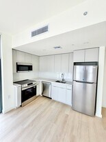 141 NE 2nd St, Unit 2002 in Miami, FL - Building Photo