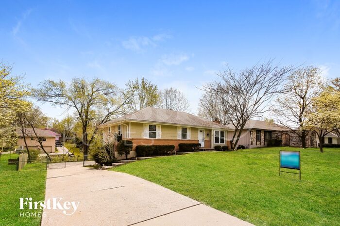415 NE Carriage St in Lee's Summit, MO - Building Photo