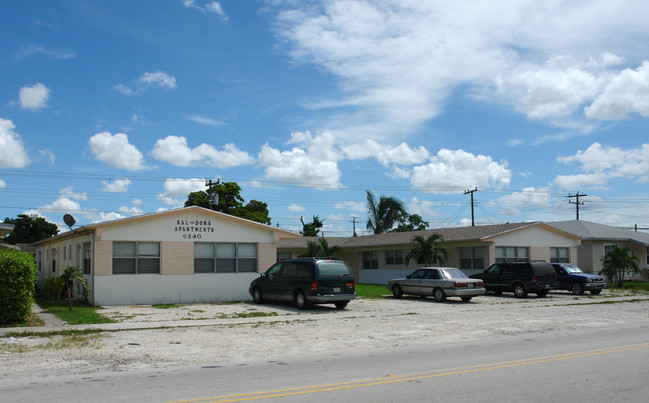 6240 Washington St in Hollywood, FL - Building Photo - Building Photo