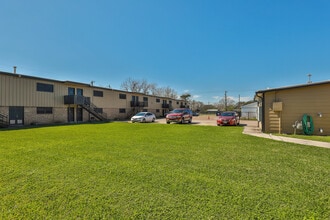 Coral Manor Apartments in Texas City, TX - Building Photo - Building Photo