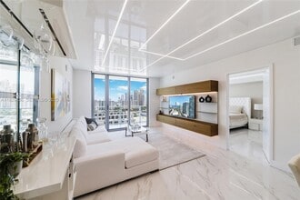 300 Sunny Isles Blvd in Sunny Isles Beach, FL - Building Photo - Building Photo