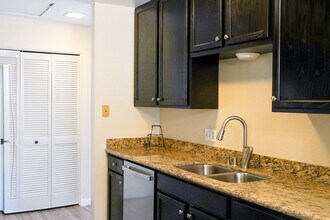 4095 Rosenda Ct, Unit 249 in San Diego, CA - Foto de edificio - Building Photo