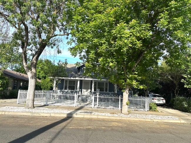 815 N College Ave in Fresno, CA - Building Photo - Building Photo