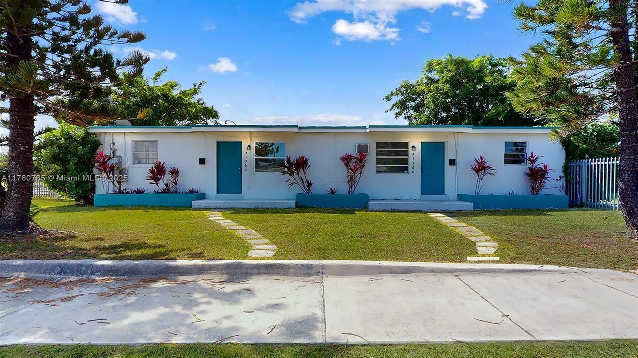 21560 SW 122nd Ave in Miami, FL - Building Photo