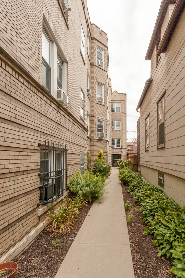 2837.5 N Sawyer Ave in Chicago, IL - Building Photo - Building Photo