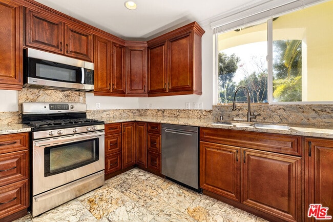 632 Kings Rd in Los Angeles, CA - Building Photo - Building Photo