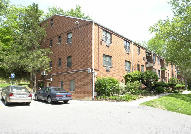 26-59 Fieldstone Dr in Hartsdale, NY - Foto de edificio - Building Photo