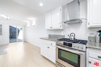 29202 Heathercliff Rd in Malibu, CA - Building Photo - Building Photo