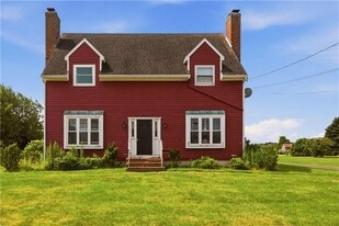 223 Oliphant Ln in Middletown, RI - Building Photo