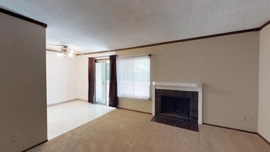 3701 Colonial Dr, Unit 150 in Modesto, CA - Foto de edificio - Building Photo