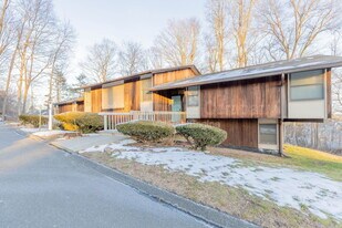 7 F Country Squire Dr in Cromwell, CT - Building Photo